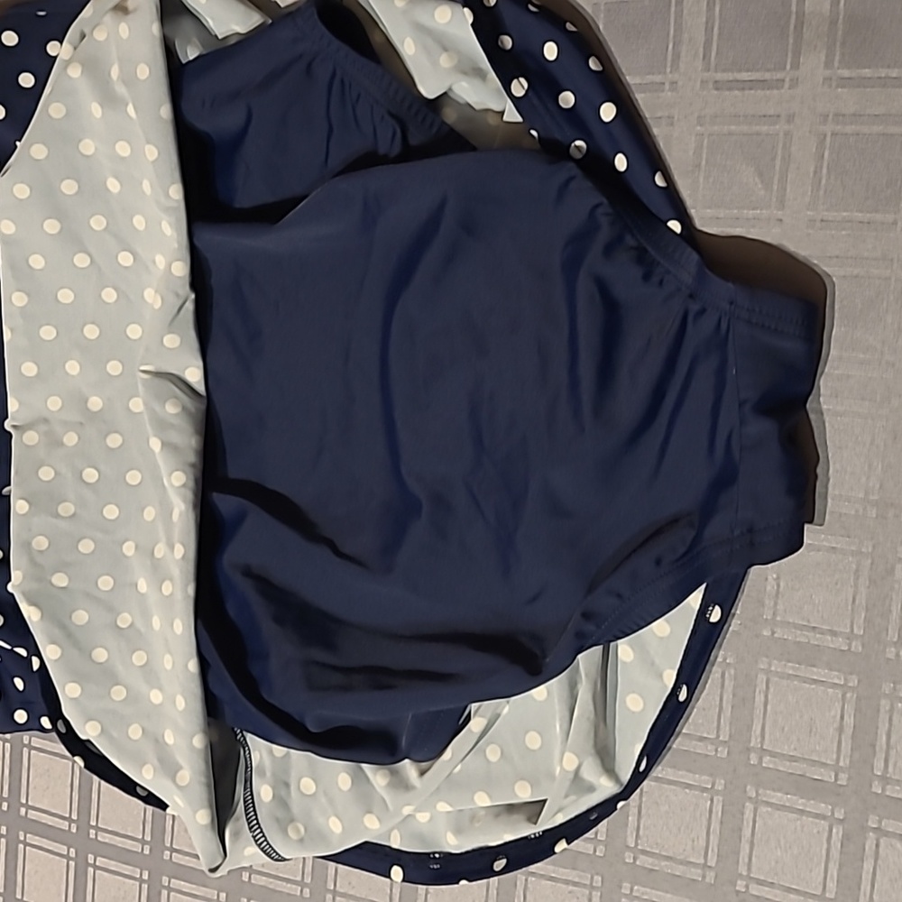 Flattering one piece bathing suit size 12 - Picture 6 of 9